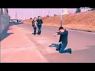 vurulma şakası yaparken gerçektn vuruldu !!!! the shooting was shot jokes really