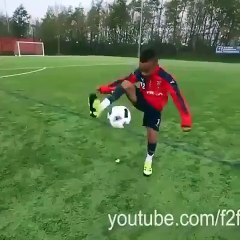 Ce gamin d'Arsenal est un dribbleur né !