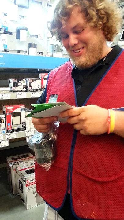 Il annonce à son frère qu'il va etre tonton et celui-ci se met à pleurer - Emouvant!