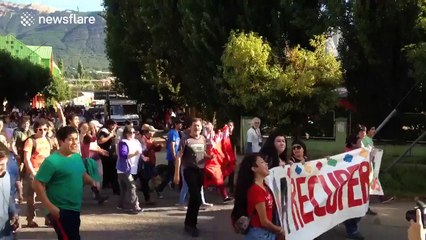 Citizens protest against the construction of a dam at risk of earthquake