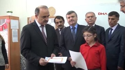 Konya Karnesine Kavuşan Suriyeli Minik Zehra: Her Çocuk, Mayın Tarlalarında Değil, Oyun...
