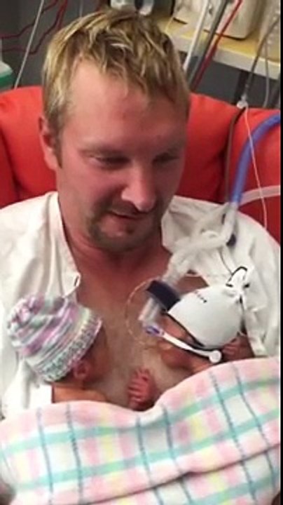 Mãe filma bebés prematuros a dar as mãos enquanto dormem juntinhos