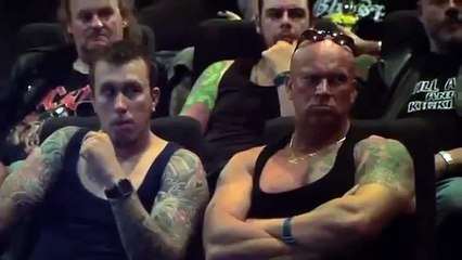 Entrano in un cinema pieno di bikers ma esitano a sedersi, quando lo fanno poi...