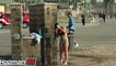 Un inconnu s'approche de cette femme qui prend sa douche à la plage, ce qu'il lui fait vous fera éclater de rire!
