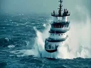 تخيل نفسك معاهم .. امواج خرافيه ship in huge waves at sea