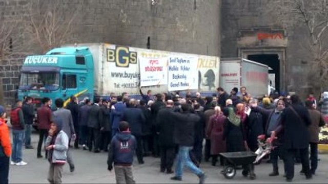 Diyarbakır Ak Partili Özdağ, Sur'da Silah Sesleri Arasında Konuştu