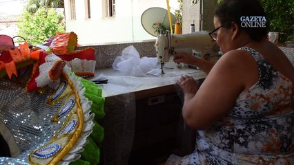 Costureira conhecida no Carnaval de Vitória está há 40 anos na folia