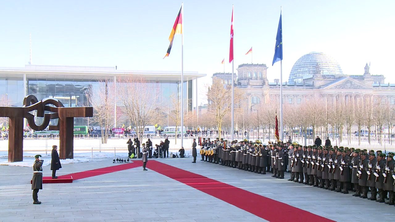 Proteste begleiten Davutoglu-Besuch in Berlin