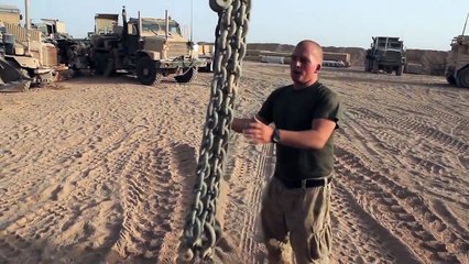 Video herunterladen: US 2 Million Dollars Tow Tank Recover a Broken MRAP Vehicle M88A2 Towing