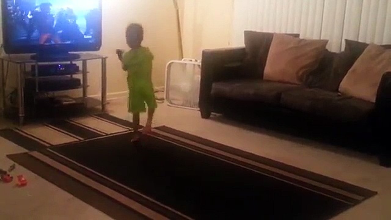 Un petit enfant maîtrise tous les pas de danse de Michael Jackson