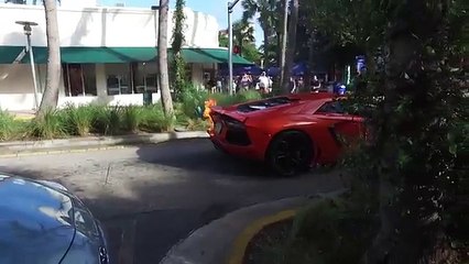 un homme met le feu au moteur  une Lamborghini Aventador