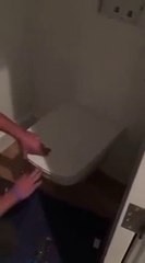 Un apprenti plombiers premiers jours pour pose ses premières toilettes