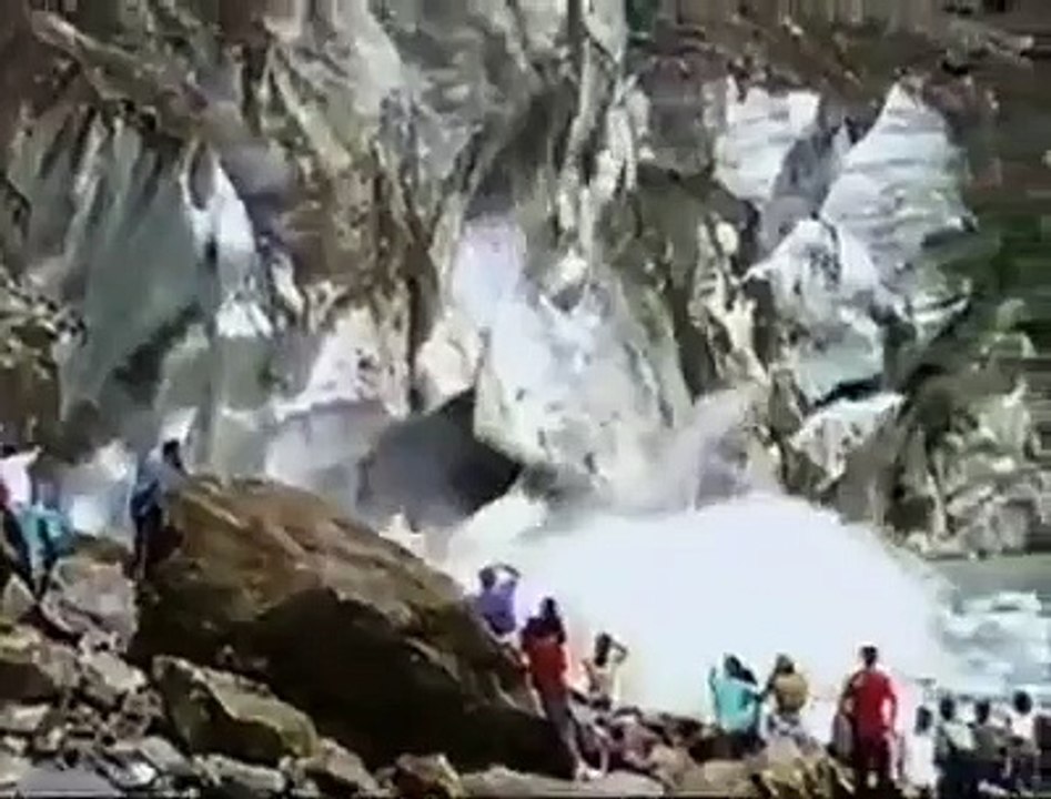 ASTAGHFIRULLAH .... Terrible land Slide
