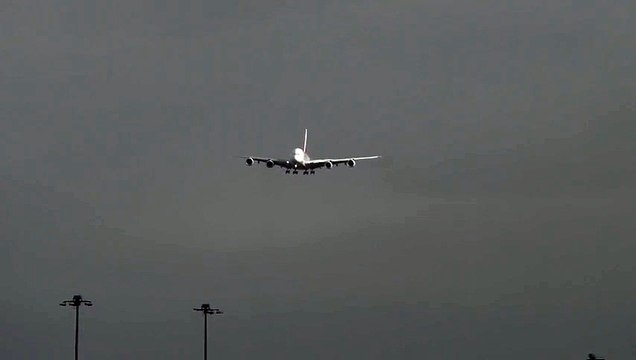 Windy Landing Emirates A380 Crosswind Landing in Bad Weather Manchester Airport Big Planes