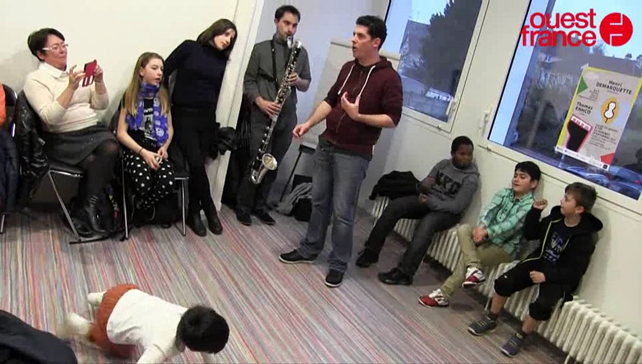 Le conte musical improvisé à Mandela joué du début à la fin par les enfants de la Dollée