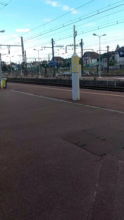 Passage de la BB22218 de la PAC, tractant une MI79, vers Montargis, dans la gare de Moret Veneux Les Sablons