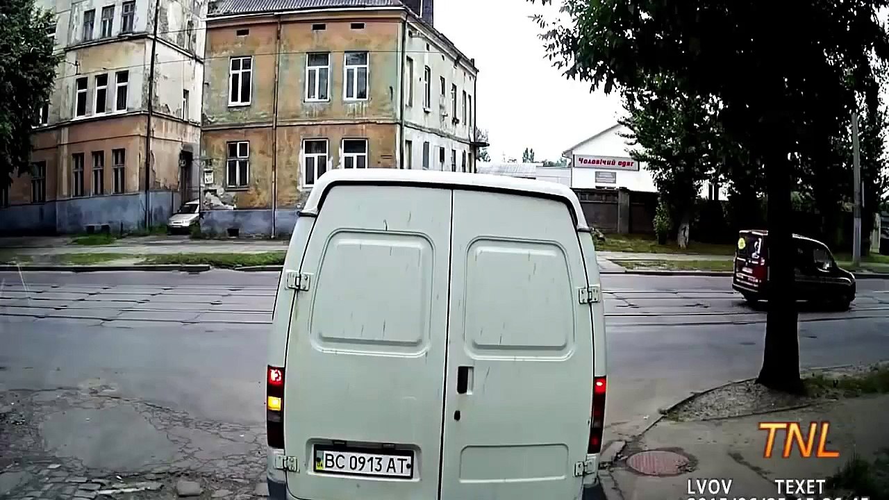 Un homme bien concentrer sur son discussion téléphonique