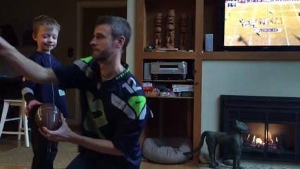 Fã mirim de futebol americano arranca o dente de leite jogando uma bola