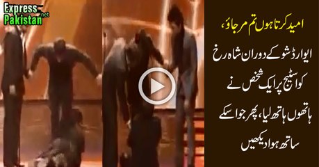 Crazy Fan Of Shahrukh Khan Make Him Angry During Awards