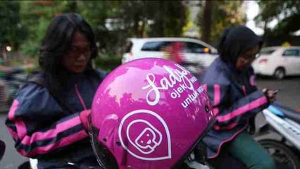 Crece la demanda de servicios de mototaxi en Yakarta solo para mujeres