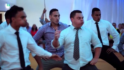 HAKA émouvant pendant une cérémonie de mariage en nouvelle zélande