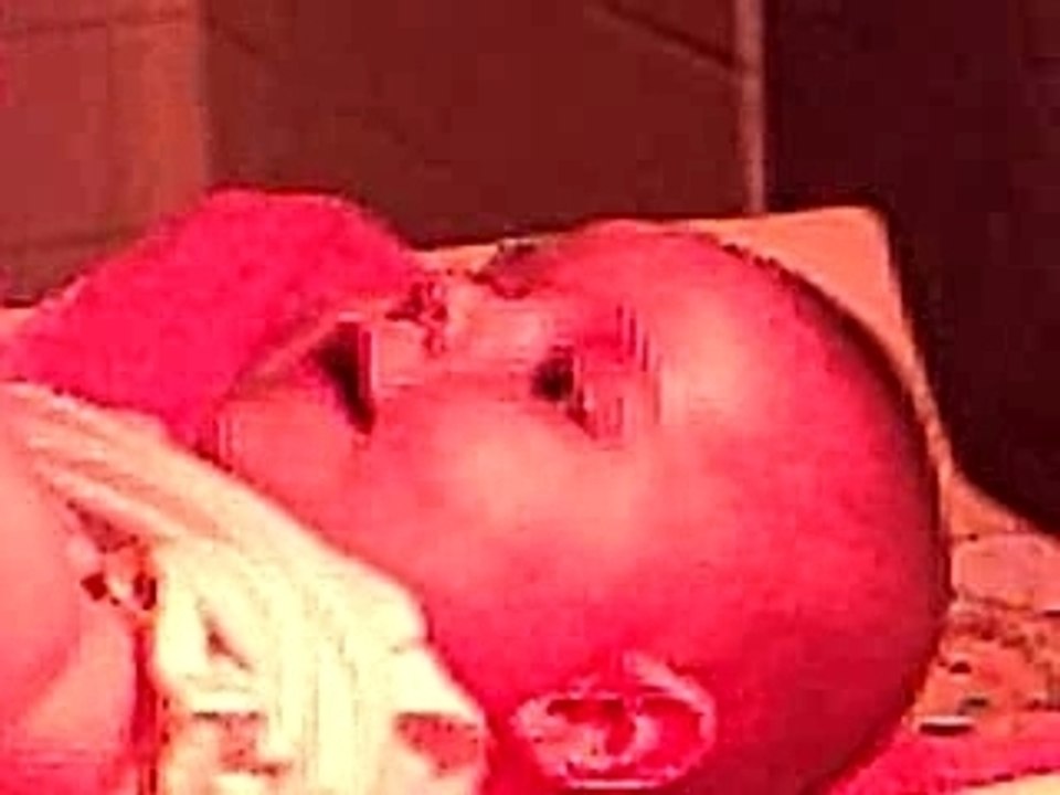 je joue avec mon papa avant le bain