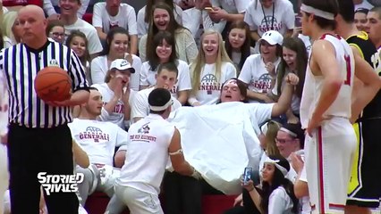Des supporters de basket simulent un accouchement