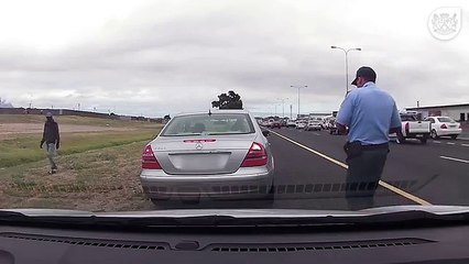 Así reaccionó este policía al momento que le dispararon