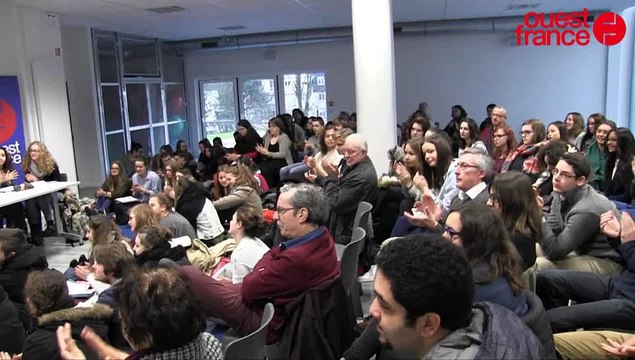 A Saint-Lô, au centre Mandela, le dessinateur de presse Chaunu fait son show en toute liberté d'expression