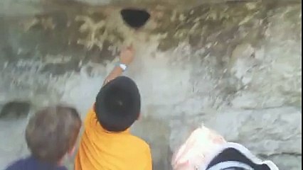 Çocukların Bulduğu Deliğe Adam Elini Sokunca