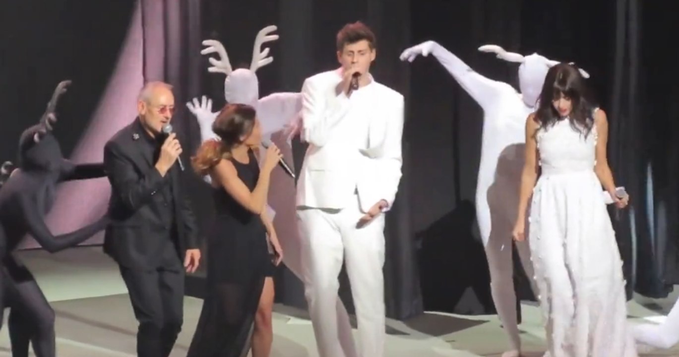 Les Enfoirés 2016 : Nolwenn et Jenifer en duo sur Sia "Chandelier"