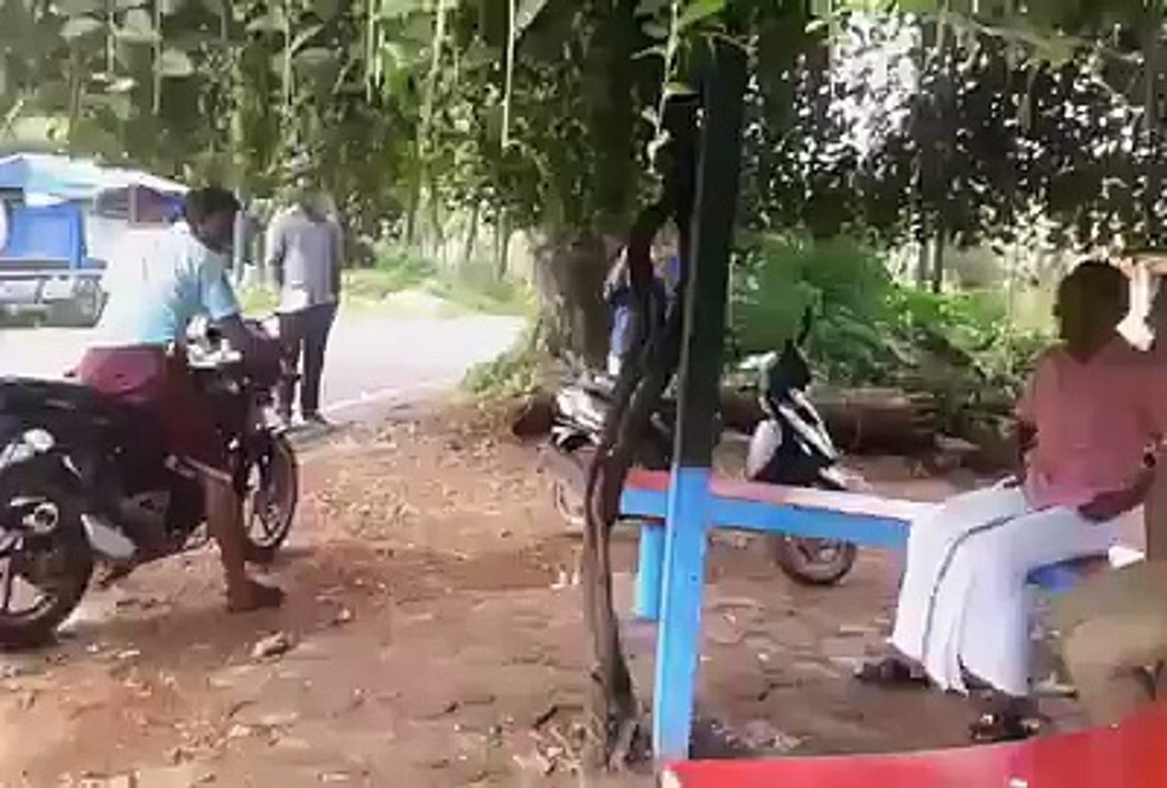 changing dhooti in public gojra....heheh ... must watch ...