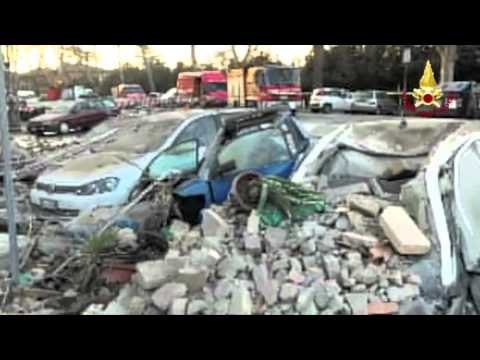 Roma - Inquilina lancia allarme, dopo due ore crolla palazzina -2- (22.01.16)