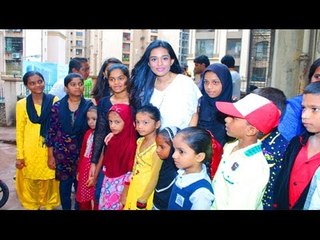 Amrita Rao Turns Teacher for NGO Kids Of 'Pratham'