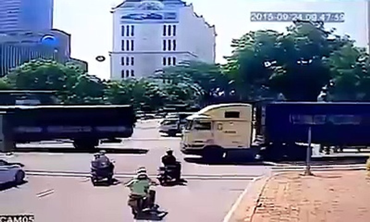 Road Accident | Accident At Traffitc Stop Light