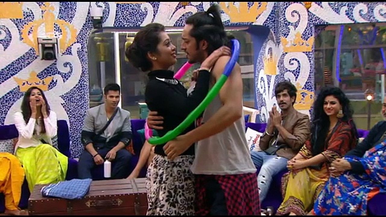 Varun Dhawan and Kriti Sanon on Bigg Boss Salman Khan proposed Kriti Sanon