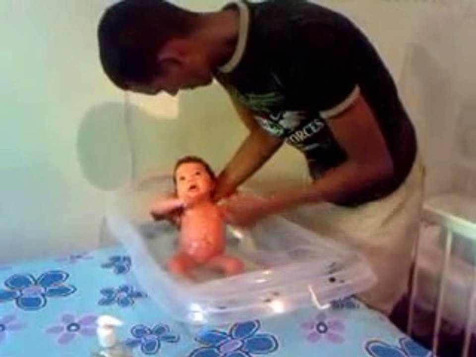 Dando Banho na Stephany