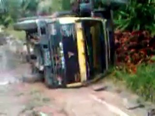 These Guys can Made the Truck Back to Standing Position by It Self. (Cara berdirikan truck guling)
