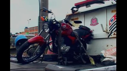 SP: Mulher bêbada atropela motoqueiro e foge