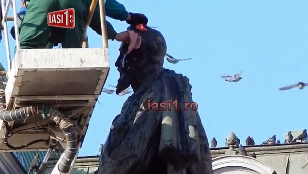 Statuia lui Alexandru Ioan Cuza din Iasi curatata