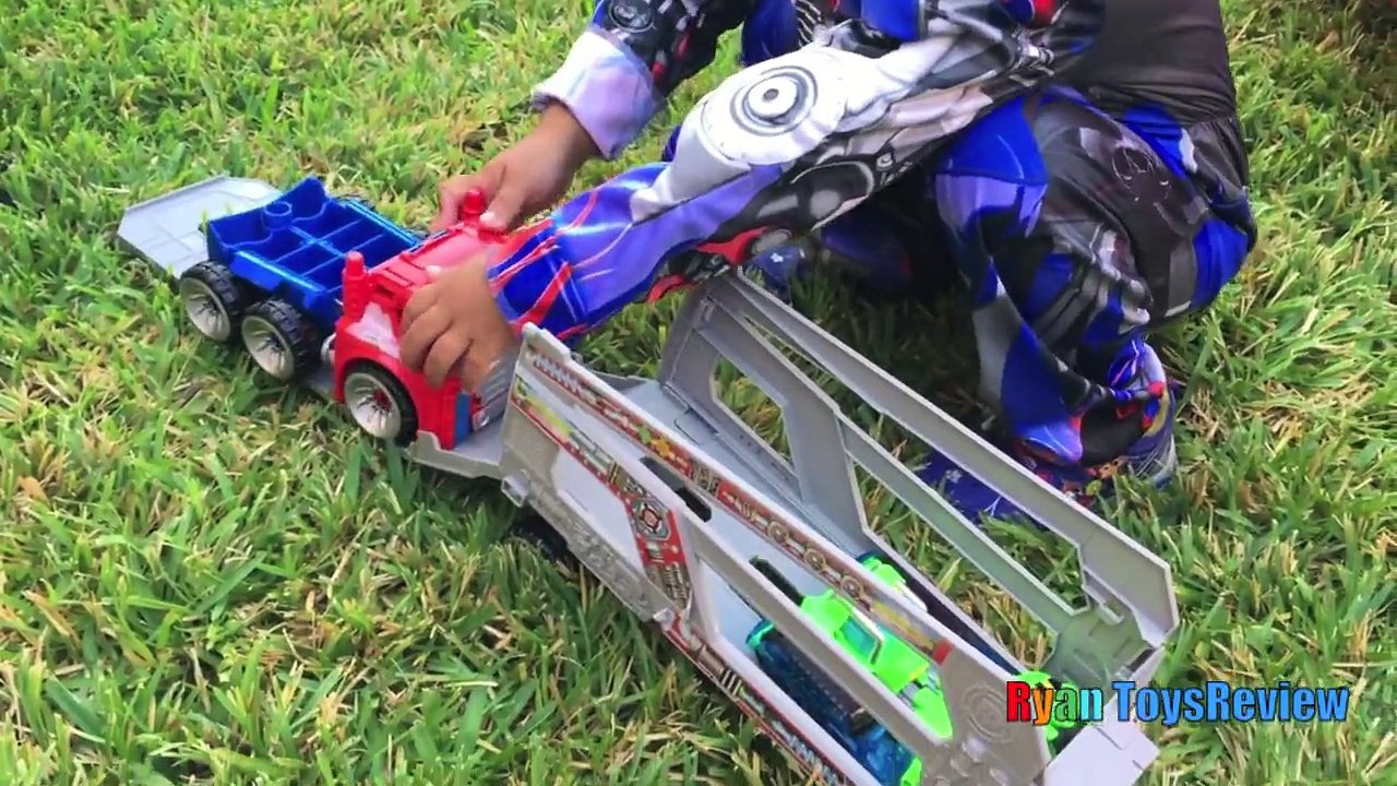 GIANT BALL SURPRISE OPENING Transformer Optimus Prime Bumblebee Superheroes Toys Egg Kids Video