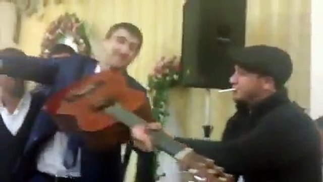 Спел на свадьбе очень красиво )даже плачет