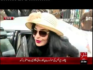 Meera applying perfume before entering inside court - VIDEO