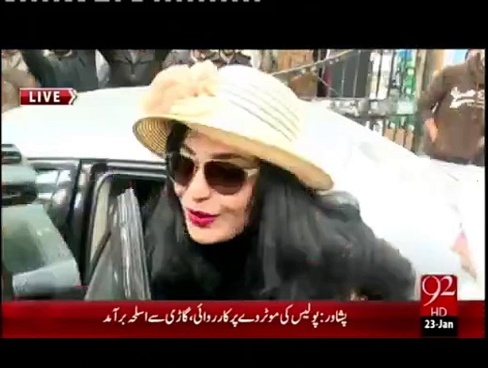 Meera applying perfume before entering inside court - VIDEO