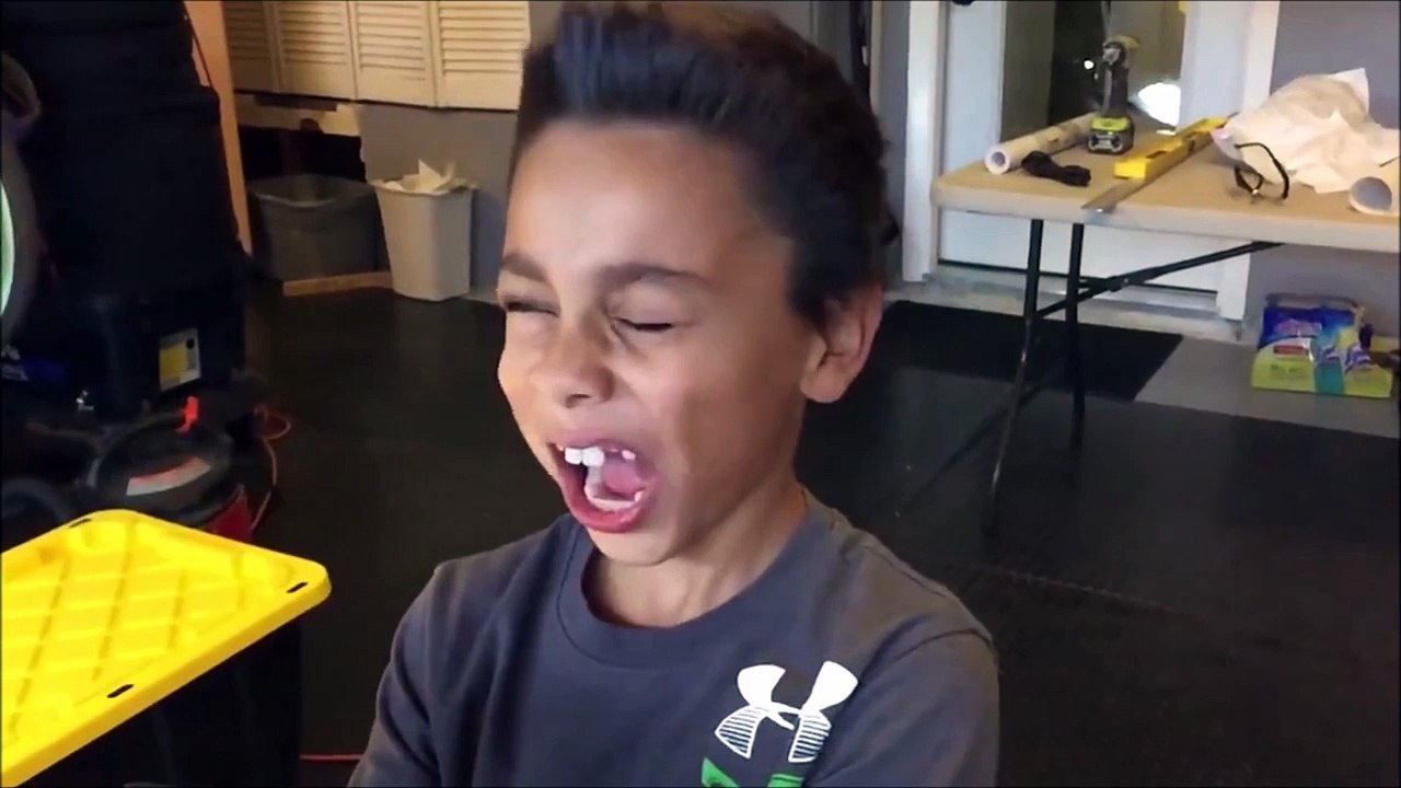 Un gamin face à un souffleur à feuilles - En mode parachutiste