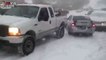 Carambolage et accidents en chaine sur une route très glissante - Tempete de neige