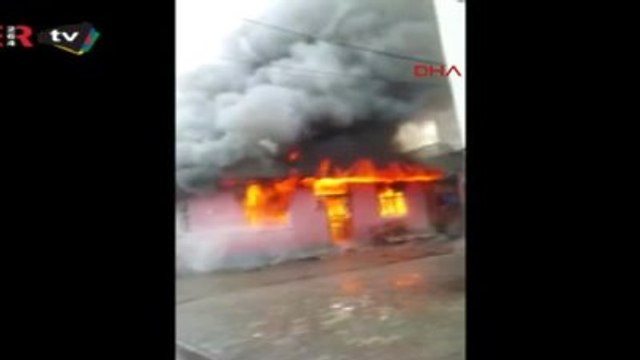 Sakarya Ev Alev Alev Yandı, Söndürmeye Çalışanlar Dumandan Etkilendi