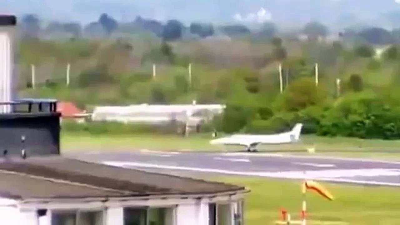 شاهد ما فعله طيار إماراتي حين فوجئ بطائرة صغيرة على الممر