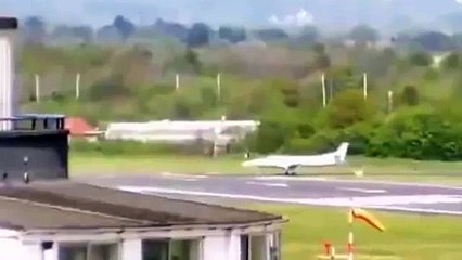 شاهد ما فعله طيار إماراتي حين فوجئ بطائرة صغيرة على الممر
