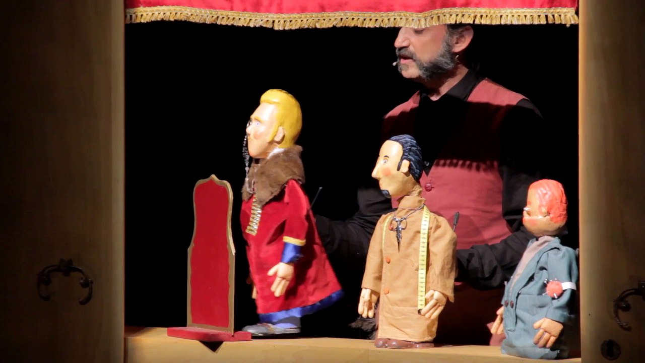 El nuevo traje del emperador. Teaser. Desguace teatro